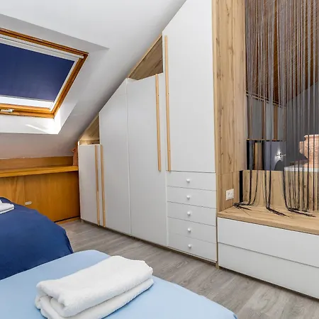 Baruhaus Triplex Piscina Y Parking アパート